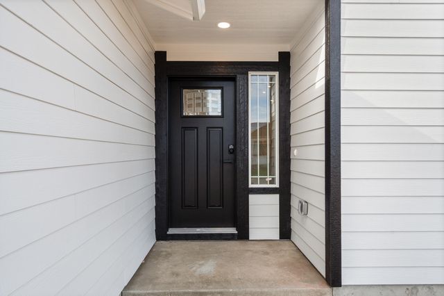 221 Christopher Way, Talent, OR 97540