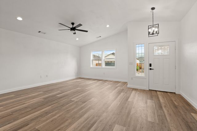 221 Christopher Way, Talent, OR 97540