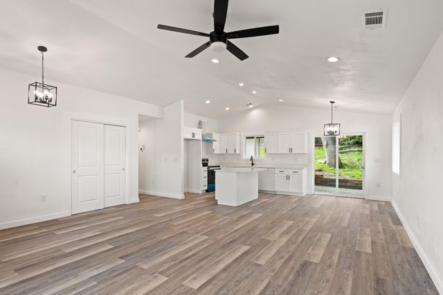 221 Christopher Way, Talent, OR 97540