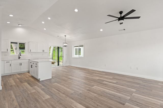 221 Christopher Way, Talent, OR 97540