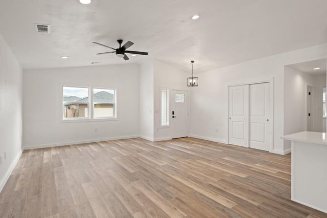 221 Christopher Way, Talent, OR 97540