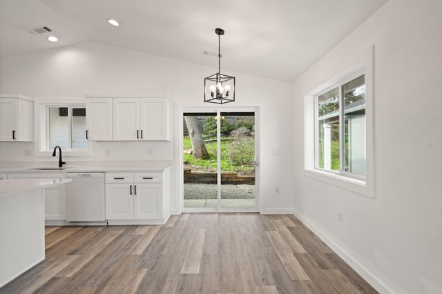 221 Christopher Way, Talent, OR 97540