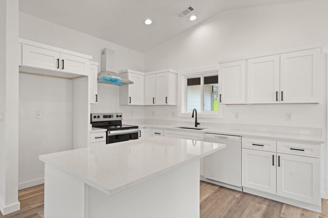 221 Christopher Way, Talent, OR 97540