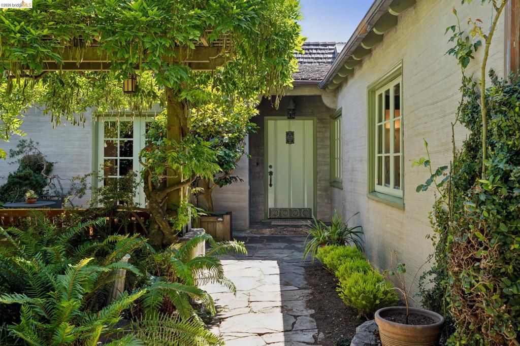 Image 1 of property listing at 706 Hilldale Ave, Berkeley, CA 94708