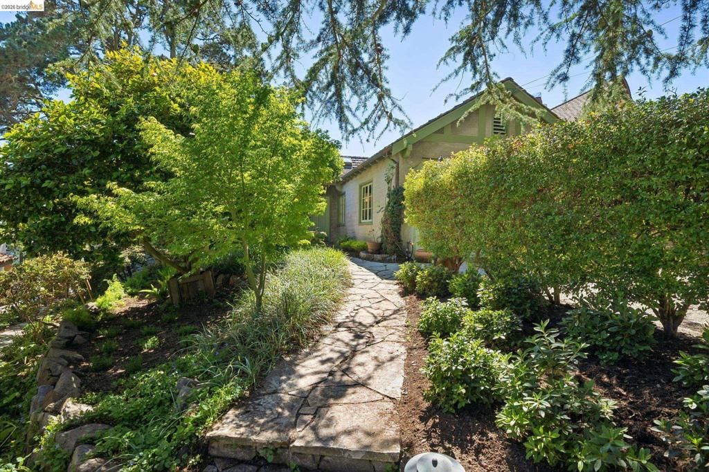 Image 2 of property listing at 706 Hilldale Ave, Berkeley, CA 94708