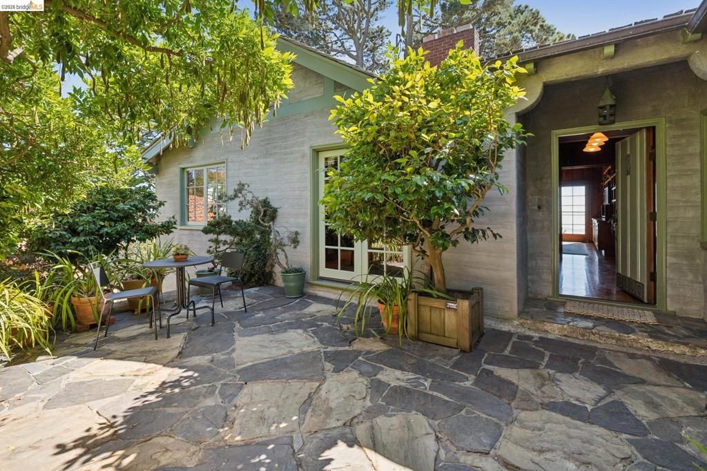 Image 4 of property listing at 706 Hilldale Ave, Berkeley, CA 94708