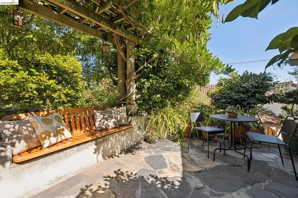 Image 5 of property listing at 706 Hilldale Ave, Berkeley, CA 94708