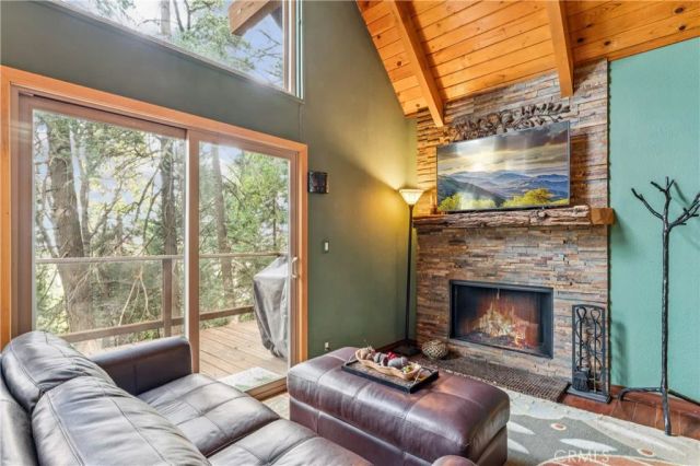 23959 Lakeview Drive, Crestline, CA 92325