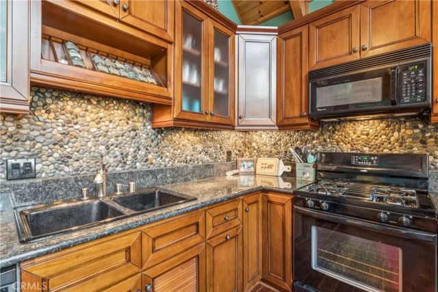 23959 Lakeview Drive, Crestline, CA 92325