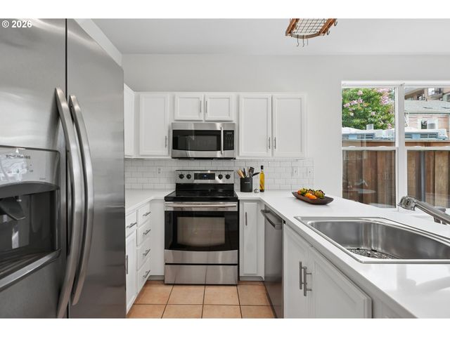 550 Ne KNOTT St, Portland, OR 97212