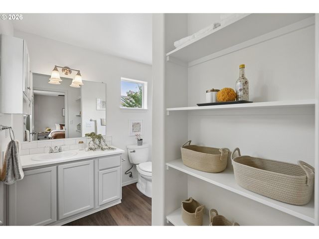 550 Ne KNOTT St, Portland, OR 97212