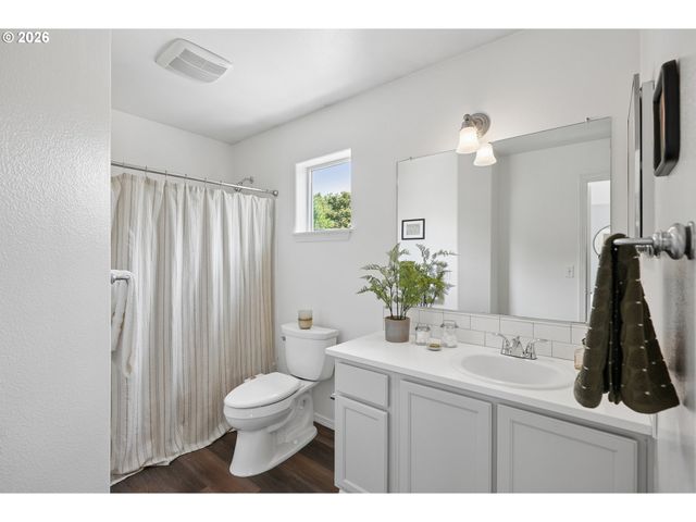 550 Ne KNOTT St, Portland, OR 97212