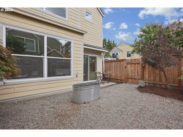 550 Ne KNOTT St, Portland, OR 97212
