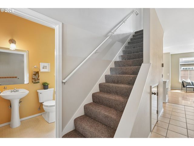 550 Ne KNOTT St, Portland, OR 97212