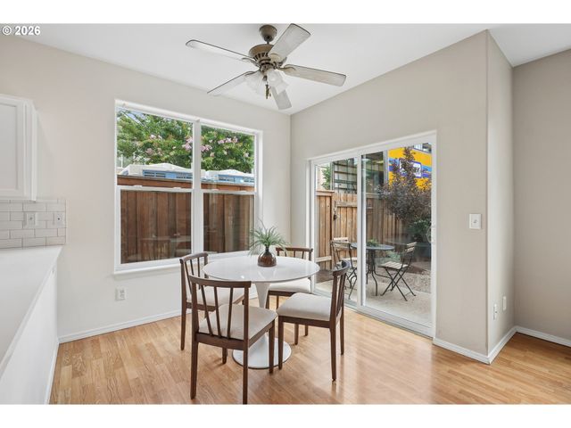 550 Ne KNOTT St, Portland, OR 97212