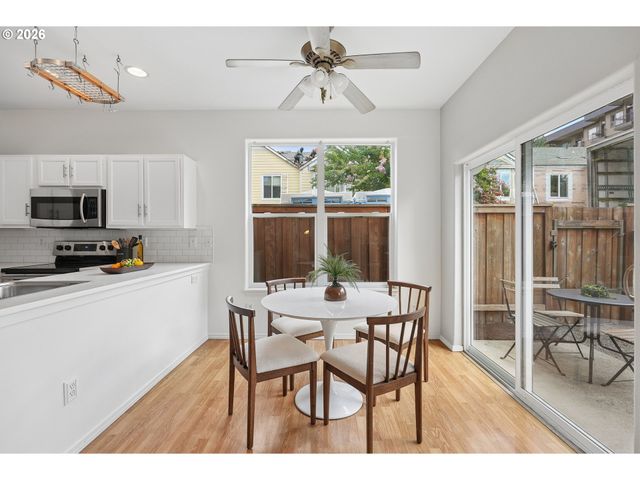 550 Ne KNOTT St, Portland, OR 97212