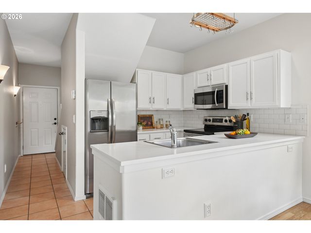 550 Ne KNOTT St, Portland, OR 97212