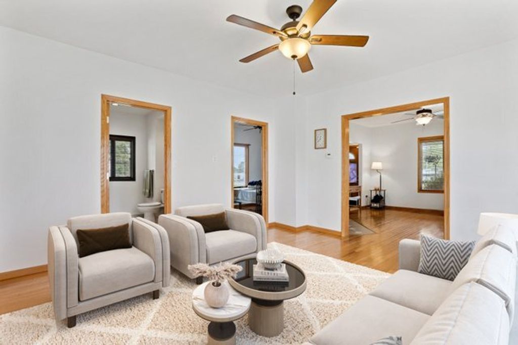 Image 13 of property listing at 2855 Glenwood Lansing Road, Lynwood, IL 60411
