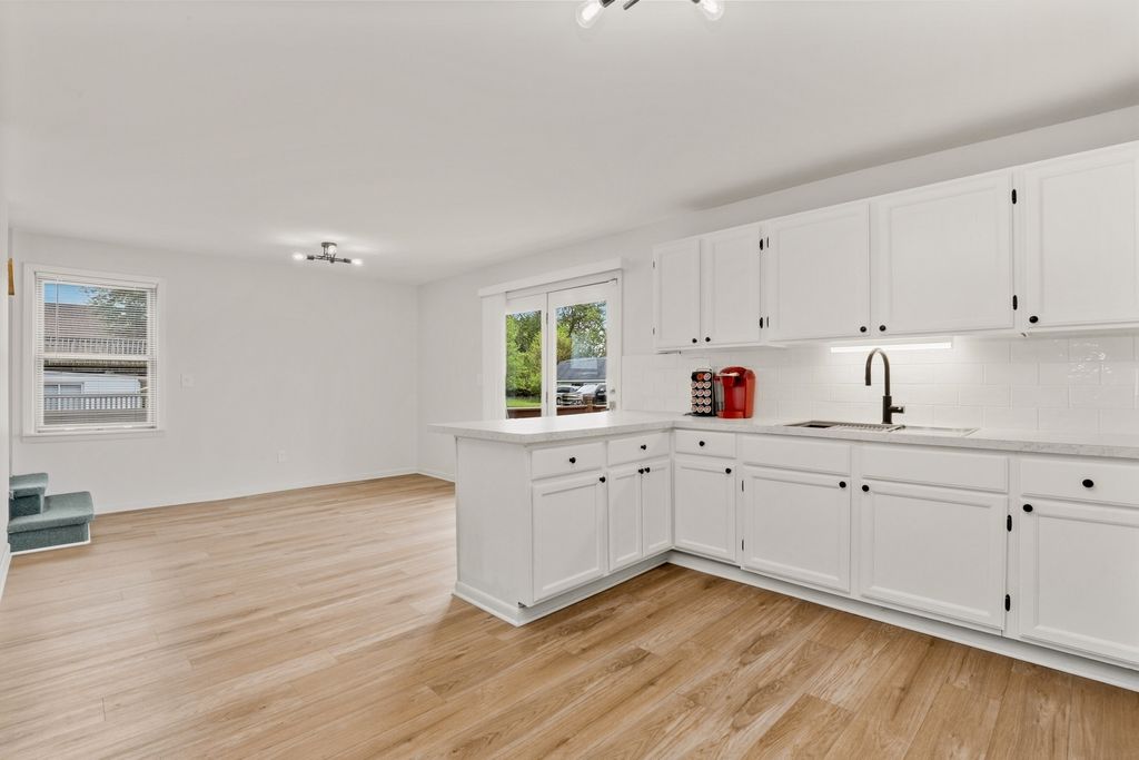 Image 16 of property listing at 2855 Glenwood Lansing Road, Lynwood, IL 60411