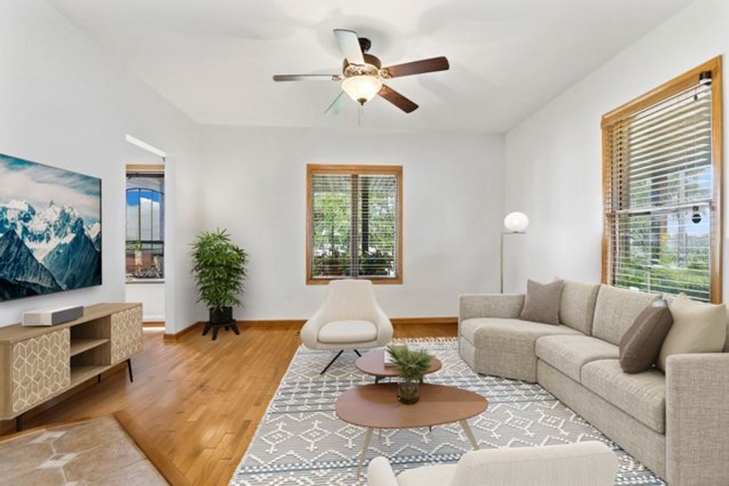 Image 8 of property listing at 2855 Glenwood Lansing Road, Lynwood, IL 60411