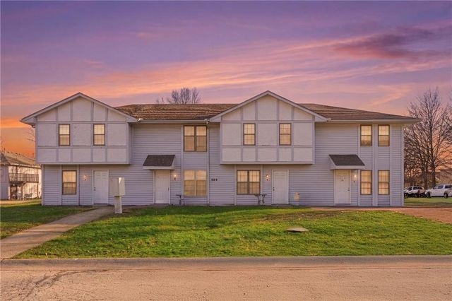 808 SW Meadowridge Drive, Blue Springs, MO 64015