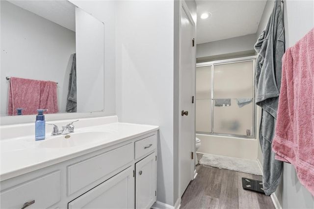 808 SW Meadowridge Drive, Blue Springs, MO 64015