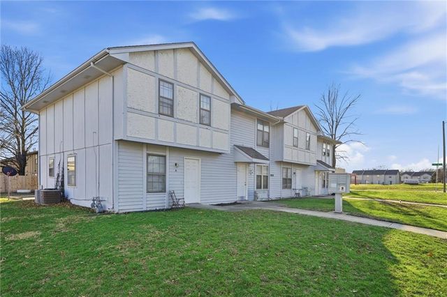 808 SW Meadowridge Drive, Blue Springs, MO 64015