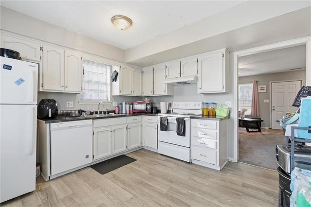 808 SW Meadowridge Drive, Blue Springs, MO 64015