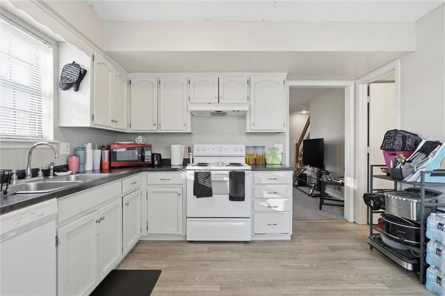 808 SW Meadowridge Drive, Blue Springs, MO 64015