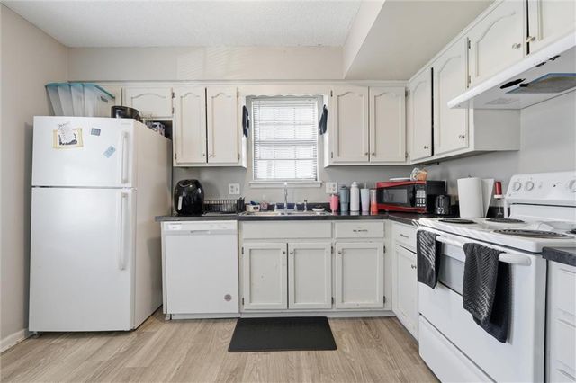 808 SW Meadowridge Drive, Blue Springs, MO 64015