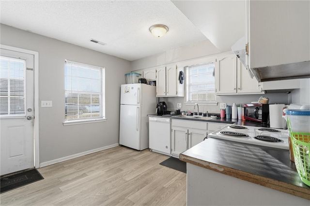 808 SW Meadowridge Drive, Blue Springs, MO 64015