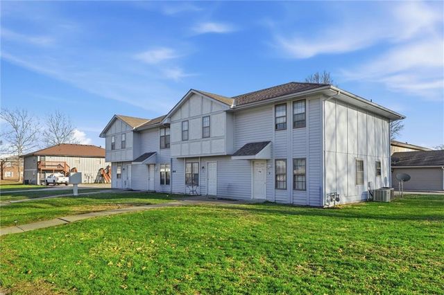 808 SW Meadowridge Drive, Blue Springs, MO 64015