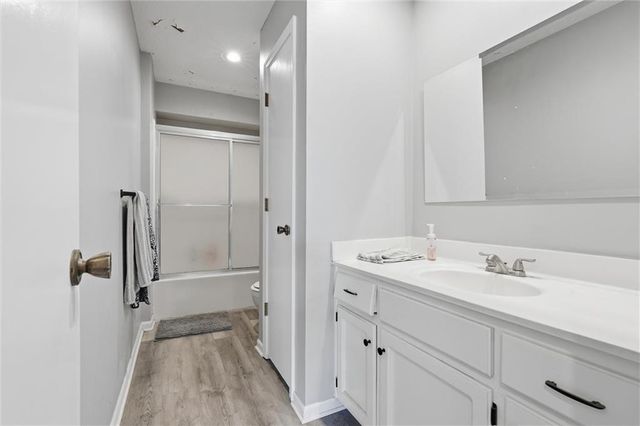 808 SW Meadowridge Drive, Blue Springs, MO 64015