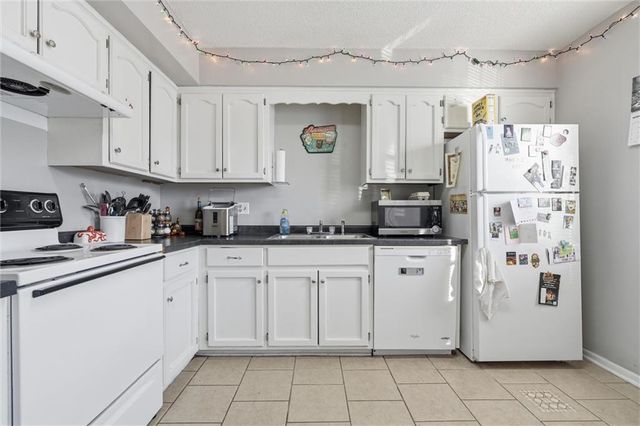 808 SW Meadowridge Drive, Blue Springs, MO 64015