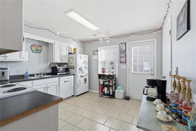 808 SW Meadowridge Drive, Blue Springs, MO 64015