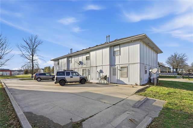 808 SW Meadowridge Drive, Blue Springs, MO 64015