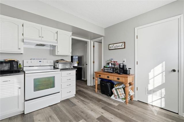 808 SW Meadowridge Drive, Blue Springs, MO 64015