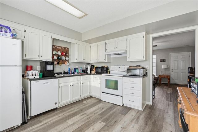 808 SW Meadowridge Drive, Blue Springs, MO 64015