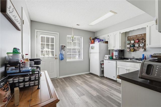 808 SW Meadowridge Drive, Blue Springs, MO 64015