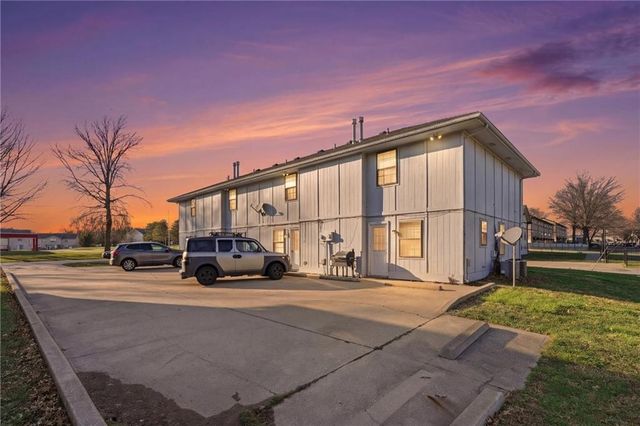 808 SW Meadowridge Drive, Blue Springs, MO 64015