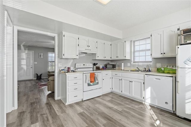 808 SW Meadowridge Drive, Blue Springs, MO 64015