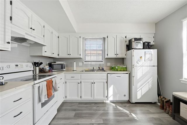 808 SW Meadowridge Drive, Blue Springs, MO 64015