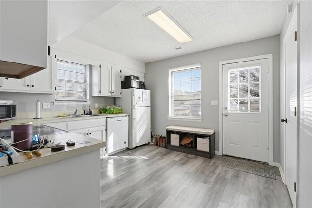 808 SW Meadowridge Drive, Blue Springs, MO 64015