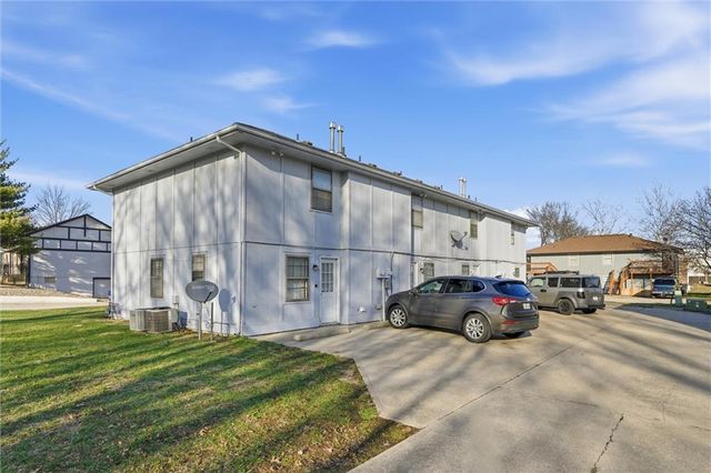 808 SW Meadowridge Drive, Blue Springs, MO 64015