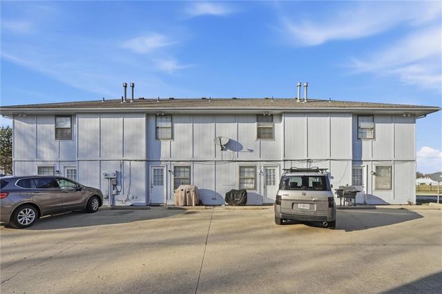 808 SW Meadowridge Drive, Blue Springs, MO 64015