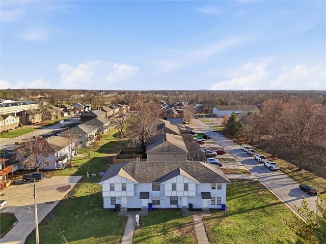 808 SW Meadowridge Drive, Blue Springs, MO 64015