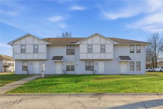 808 SW Meadowridge Drive, Blue Springs, MO 64015