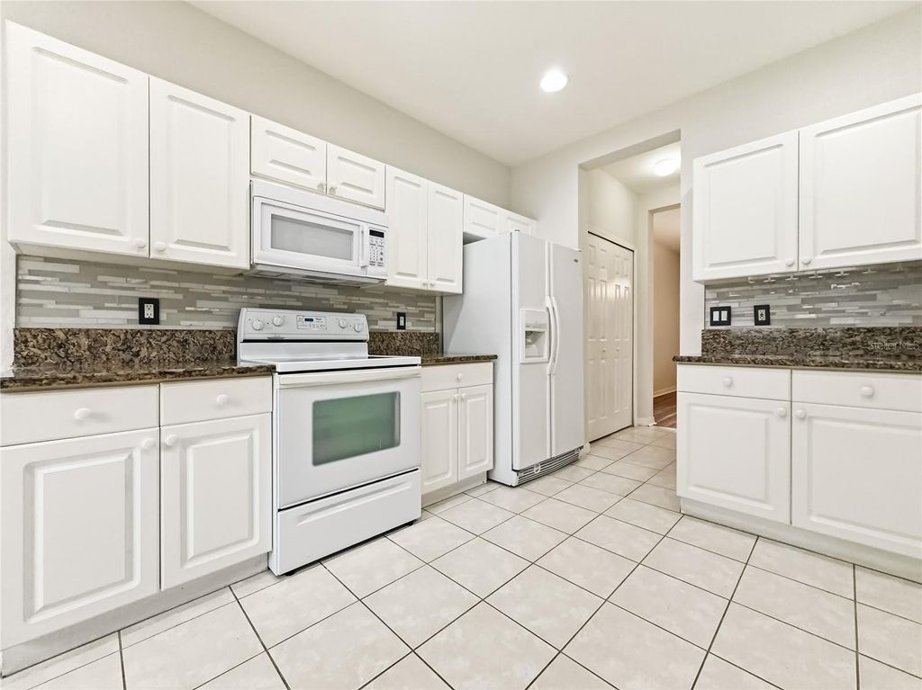 Image 12 of property listing at 11030 HOLLY CONE DRIVE, Riverview, FL 33569