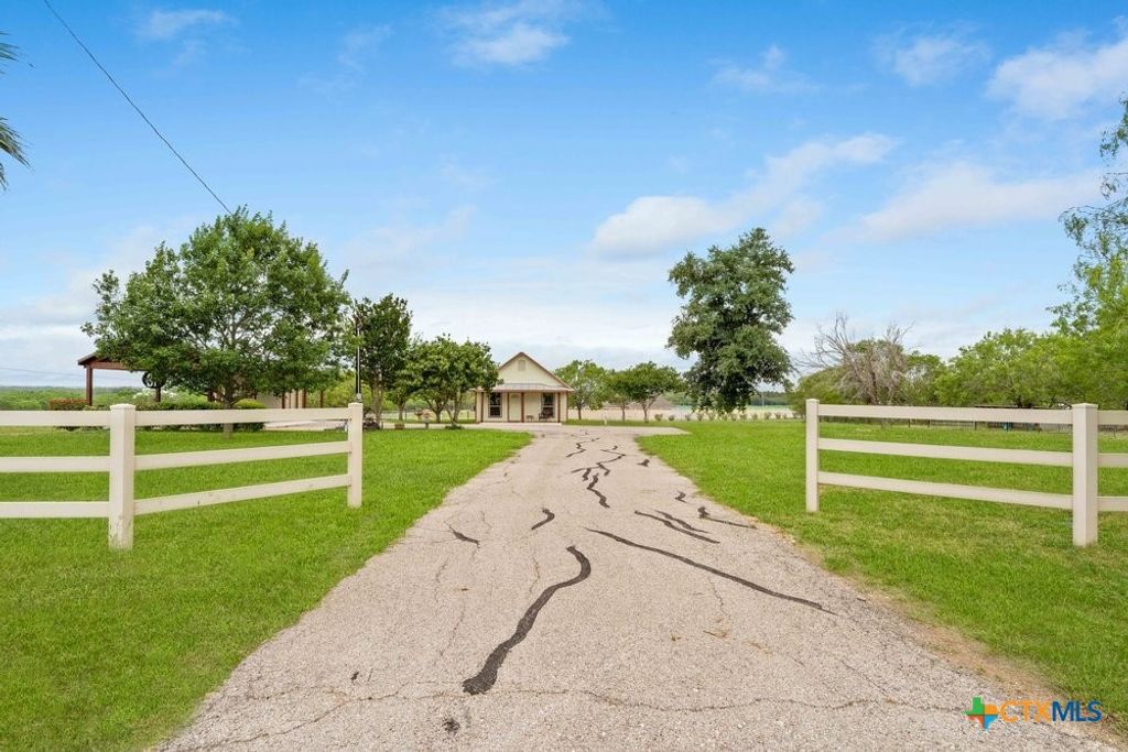 14830 Fm 1346, St Hedwig, TX 78152