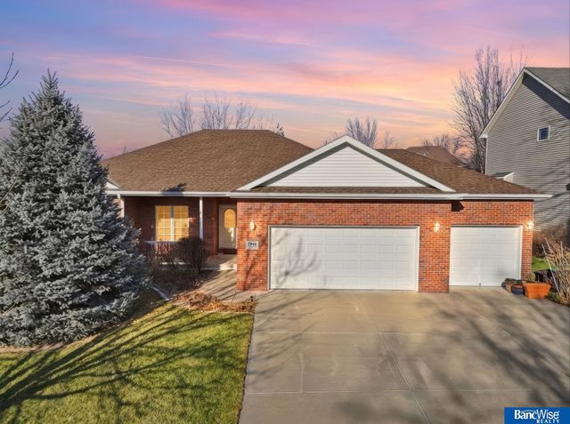 7946 Hunters Ridge Road, Lincoln, NE 68516